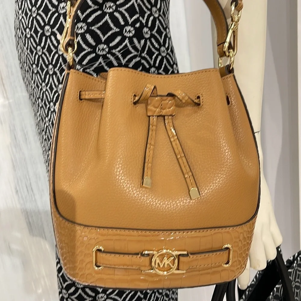 MICHAEL KORS Reed Medium Pebbled Leather Belted Bucket Messenger Satchel Crossb - Picture 15 of 16
